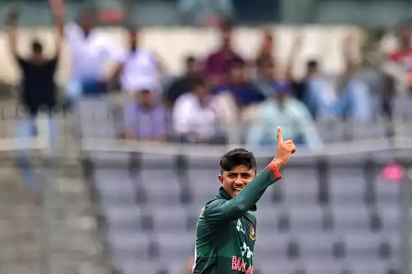 Bangladesh defy Blundell-Nicholls to restrict NZ