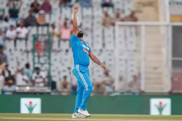 Shami fifer restricts Australia to 276